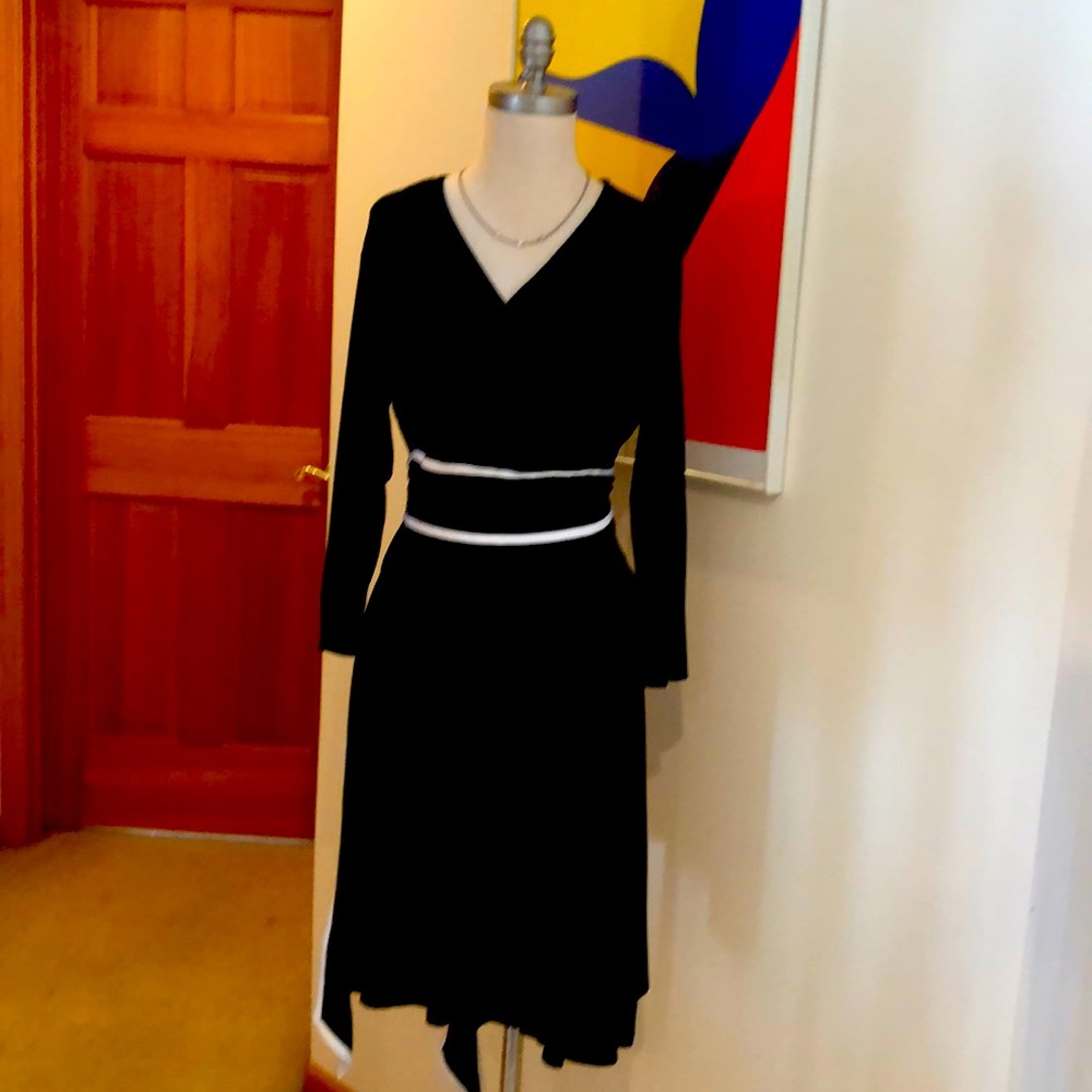Timeless black and white dress. Side zipper.